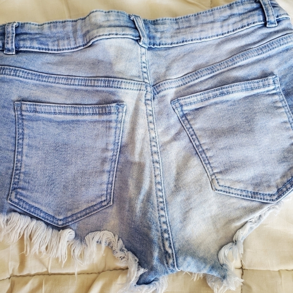 H&M divided brand cut off jean shorts size 6 stretch material - Picture 2 of 3